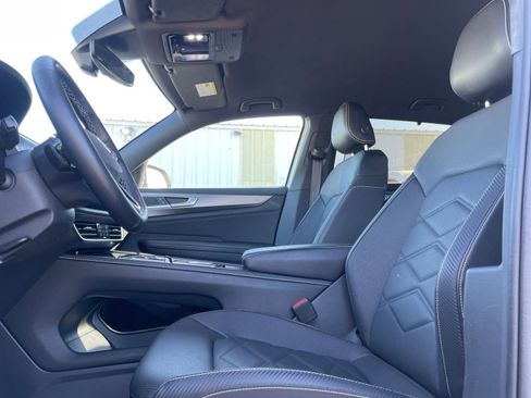 Used 2025 Volkswagen Atlas Cross Sport SE image 29