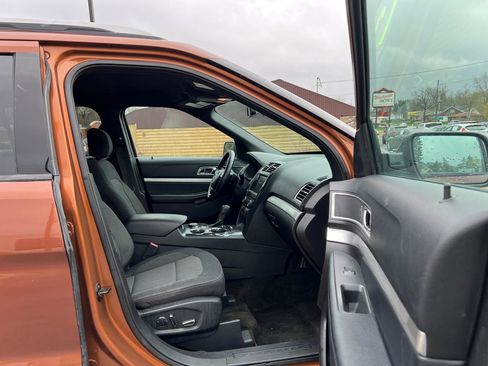 Used 2017 Ford Explorer XLT w/ Equipment Group 201A AWD/4WD image 40