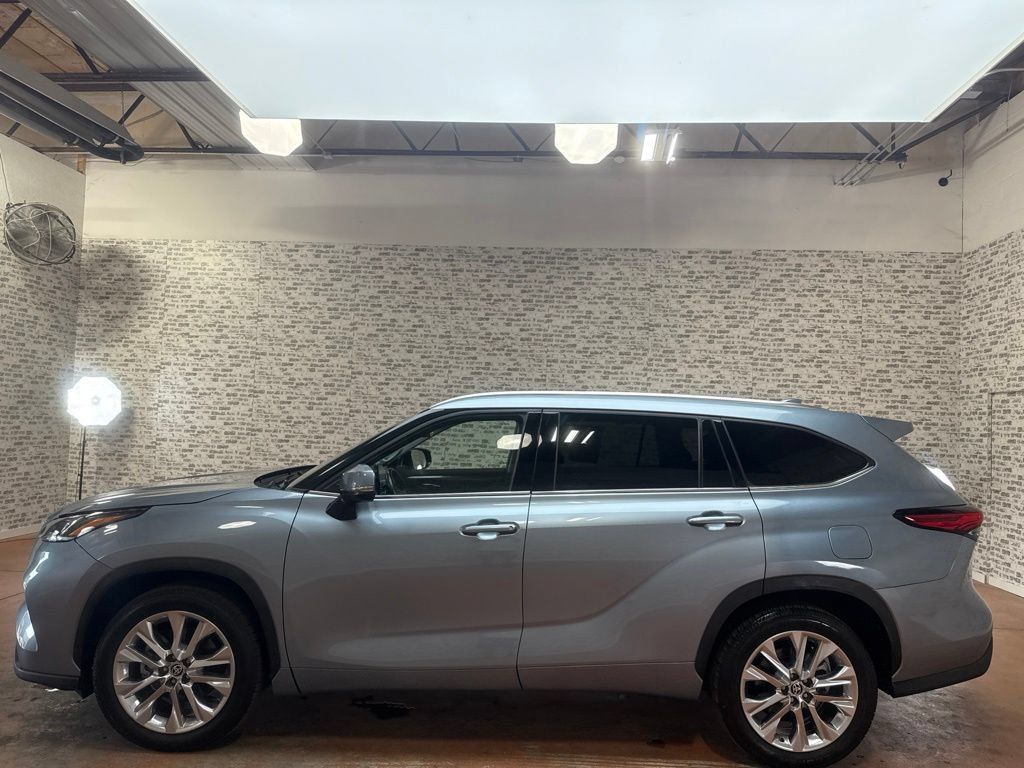 Used 2023 Toyota Highlander Limited FWD image 4