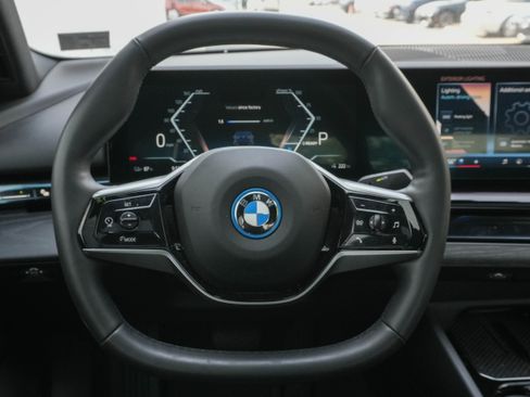 Used 2024 BMW i5 eDrive40i w/ Convenience Package RWD image 17