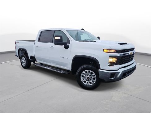 Used 2024 Chevrolet Silverado 2500 LT image 3
