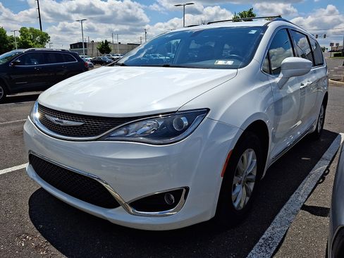 Used 2018 Chrysler Pacifica Touring-L FWD image 2