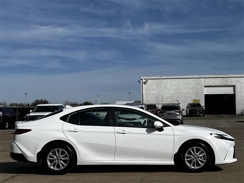 Used 2025 Toyota Camry LE image 3