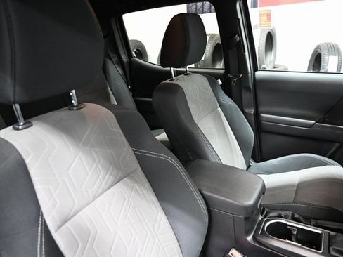 Used 2022 Toyota Tacoma TRD Off-Road image 9