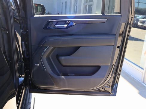 New 2025 Chevrolet Suburban Premier image 39