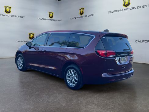 Used 2022 Chrysler Voyager LX image 3