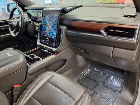 Used 2025 GMC Yukon Denali AWD/4WD image 9