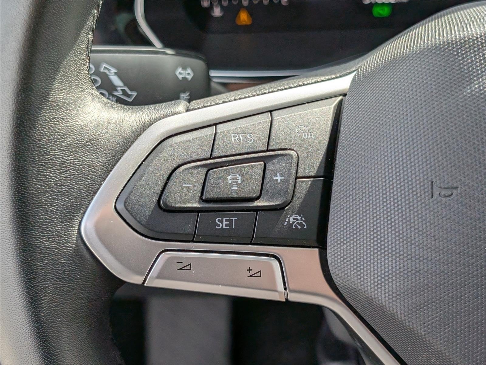 Used 2023 Volkswagen Jetta SE w/ Panoramic Sunroof Package FWD image 22