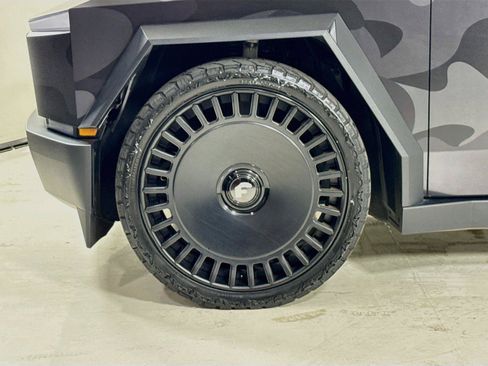 Used 2024 Tesla Cybertruck Cyberbeast AWD/4WD image 27