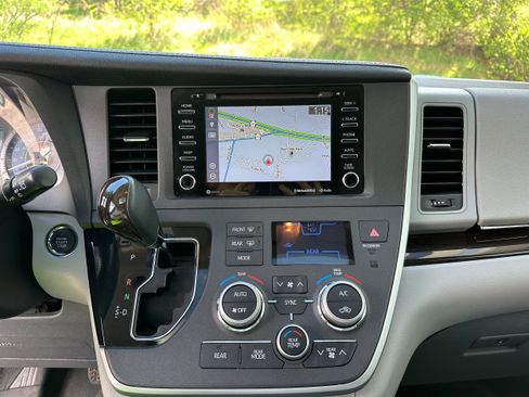 Used 2020 Toyota Sienna XLE w/ XLE Navigation Package AWD/4WD image 31