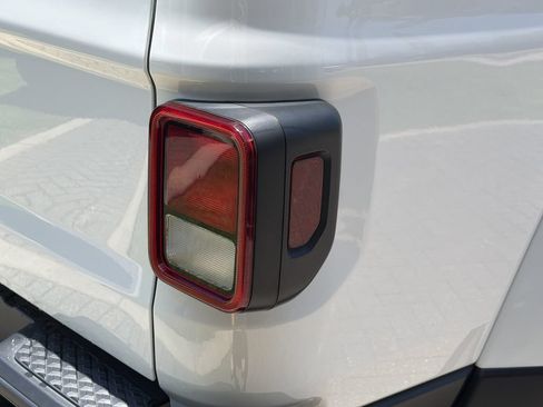 Used 2023 Jeep Gladiator Sport AWD/4WD image 9