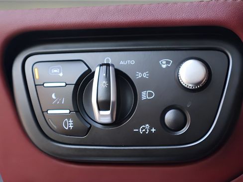 Used 2020 Bentley Bentayga AWD/4WD image 21