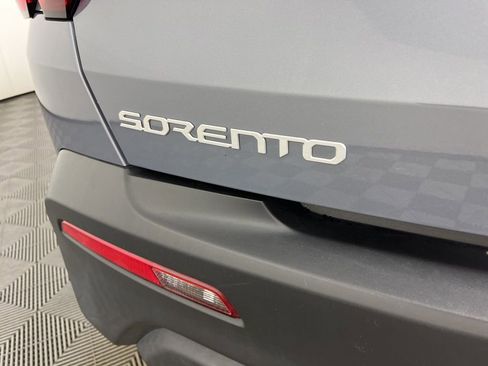 Used 2023 Kia Sorento LX image 4