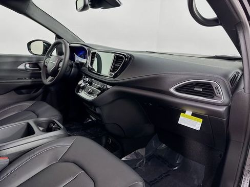 New 2026 Chrysler Pacifica Select w/ S Appearance Package FWD image 29