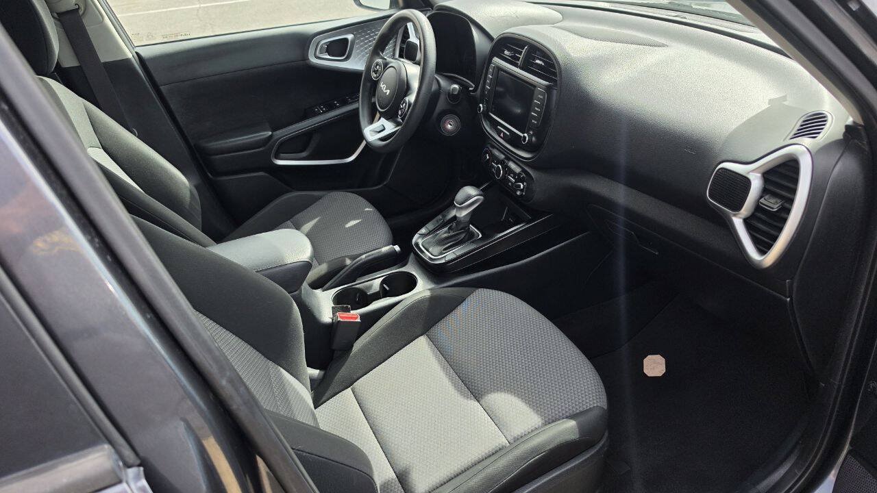 Used 2022 Kia Soul LX w/ Technology Package FWD image 6