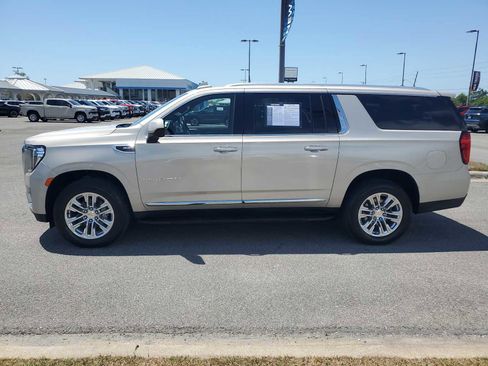 Used 2023 GMC Yukon XL SLT AWD/4WD image 2