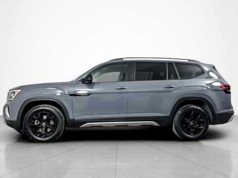 Used 2024 Volkswagen Atlas Peak Edition SE image 2