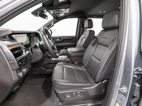 Used 2025 GMC Yukon XL Denali RWD image 16