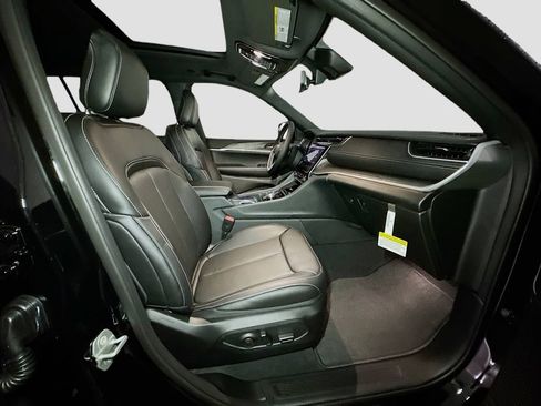 New 2025 Jeep Grand Cherokee L Limited w/ Luxury Tech Group II image 35