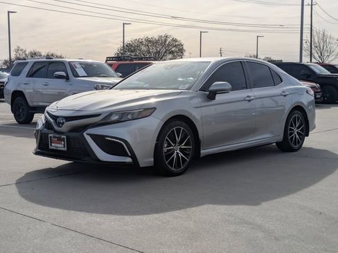 Used 2023 Toyota Camry SE image 9