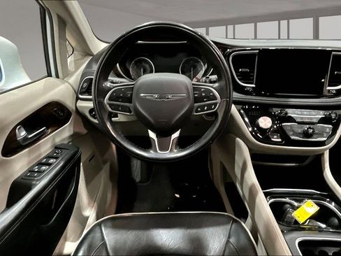 Used 2022 Chrysler Pacifica Limited image 5