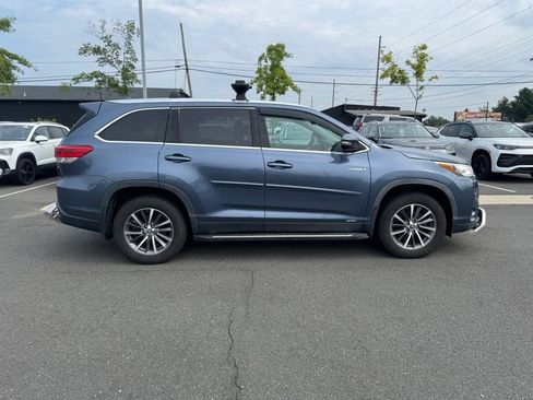 Used 2019 Toyota Highlander XLE AWD/4WD image 3