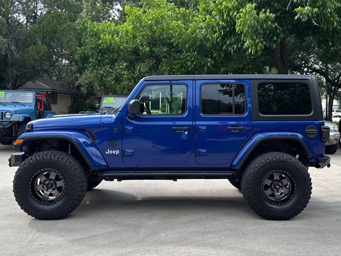 Used 2019 Jeep Wrangler Unlimited Sahara AWD/4WD image 5
