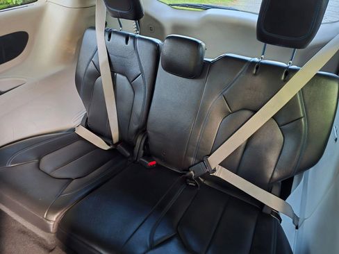 Used 2021 Chrysler Pacifica Touring-L image 17