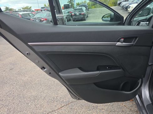 Used 2018 Hyundai Elantra Value Edition w/ Winter Weather Package image 10