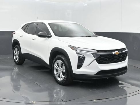 Used 2024 Chevrolet Trax LS FWD image 3