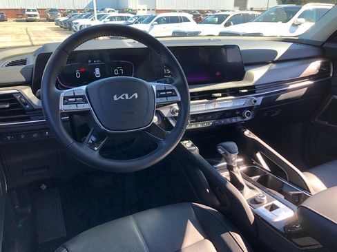 Used 2024 Kia Telluride EX w/ EX Captain's Chair Package image 17