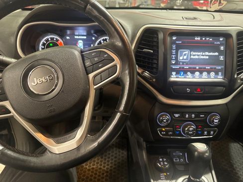 Used 2018 Jeep Cherokee Trailhawk AWD/4WD image 38