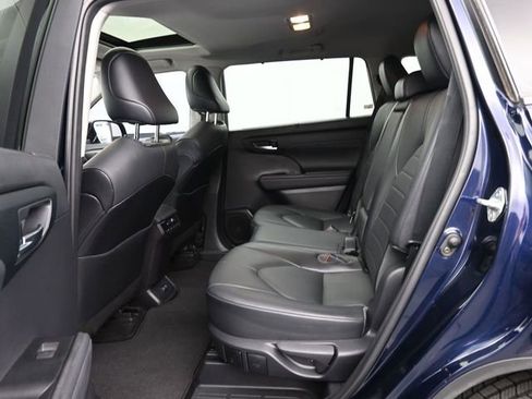 Used 2021 Toyota Highlander XLE AWD/4WD image 30