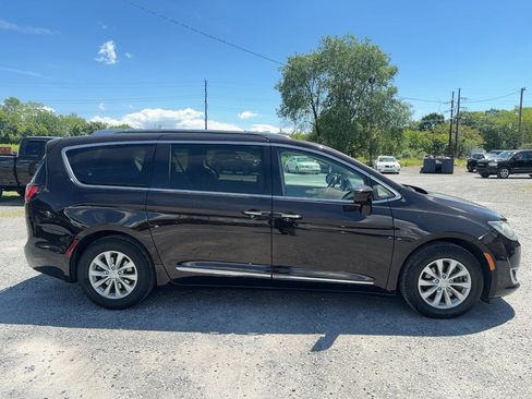 Used 2019 Chrysler Pacifica Touring-L FWD image 4