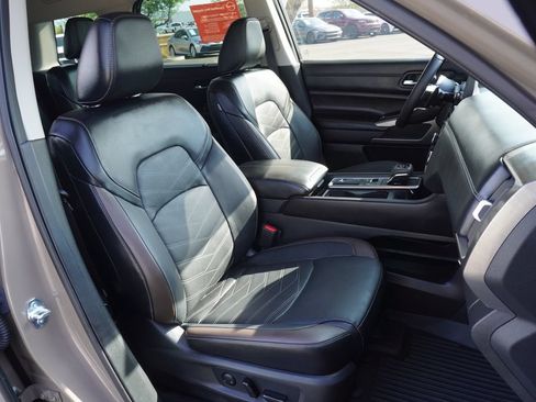 Certified 2024 Nissan Pathfinder Platinum FWD image 13