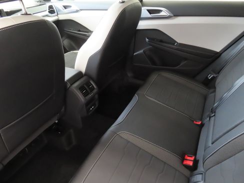 New 2026 Volkswagen Taos SE FWD image 20