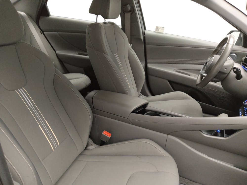 Used 2025 Hyundai Elantra SEL FWD image 21