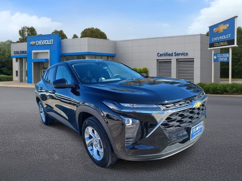 Used 2024 Chevrolet Trax LS w/ LS Convenience Package image 2