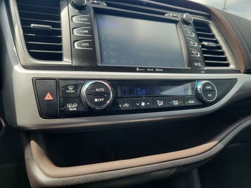 Used 2018 Toyota Highlander XLE AWD/4WD image 23