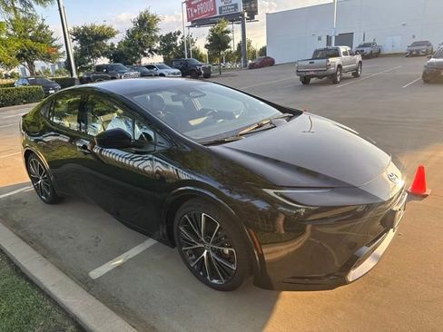 Used 2025 Toyota Prius Limited w/ Limited Premium Package FWD image 2