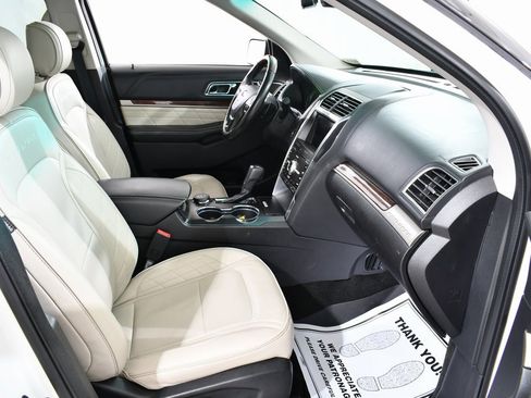 Used 2017 Ford Explorer Platinum image 10