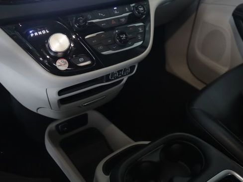 Used 2023 Chrysler Pacifica Touring-L image 20