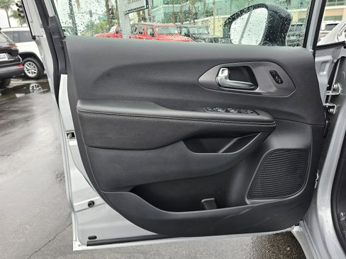 New 2026 Chrysler Pacifica Select image 22