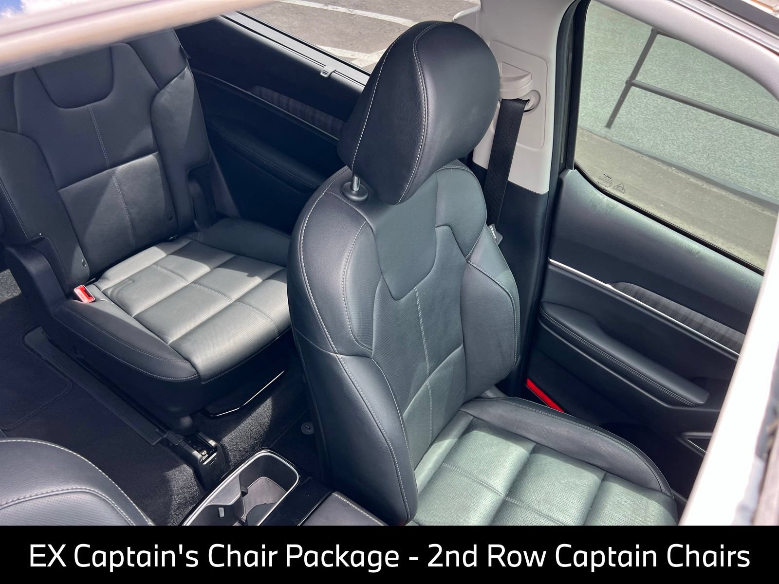 Used 2025 Kia Telluride EX w/ EX Captain's Chair Package FWD image 12