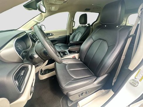 Used 2024 Chrysler Pacifica Touring-L FWD image 20