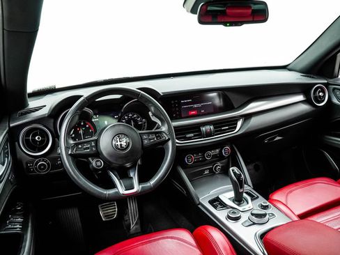 Used 2023 Alfa Romeo Stelvio Veloce image 5