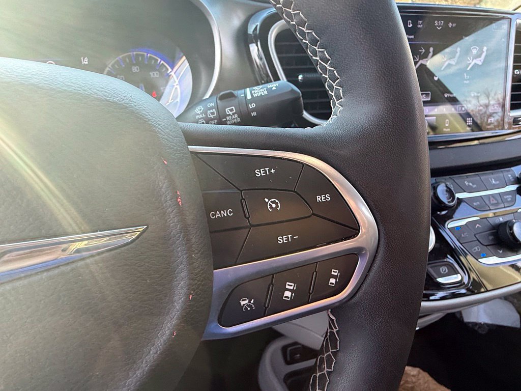Used 2023 Chrysler Pacifica Touring-L FWD image 18