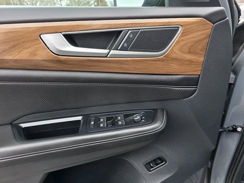 Used 2025 Volkswagen Atlas SE image 28