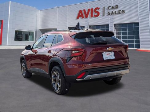 Used 2025 Chevrolet Trax LT w/ LT Convenience Package image 9