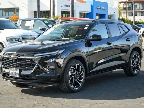 Used 2025 Chevrolet Trax RS FWD image 3
